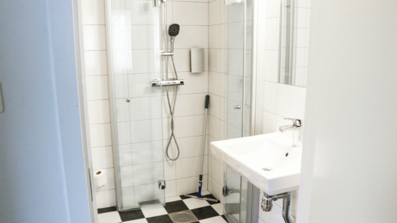 Dusch och handfat i badrummet p� Mora Hotell