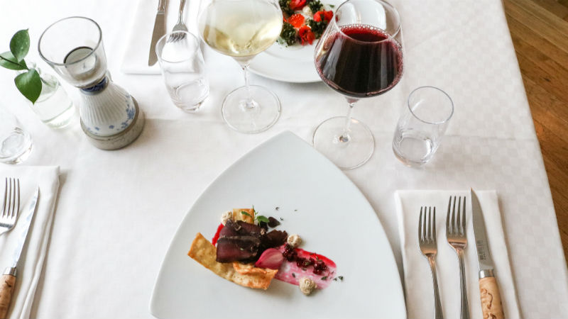 Fint dukat med mat och vin p� restaurangen p� Mora Hotell