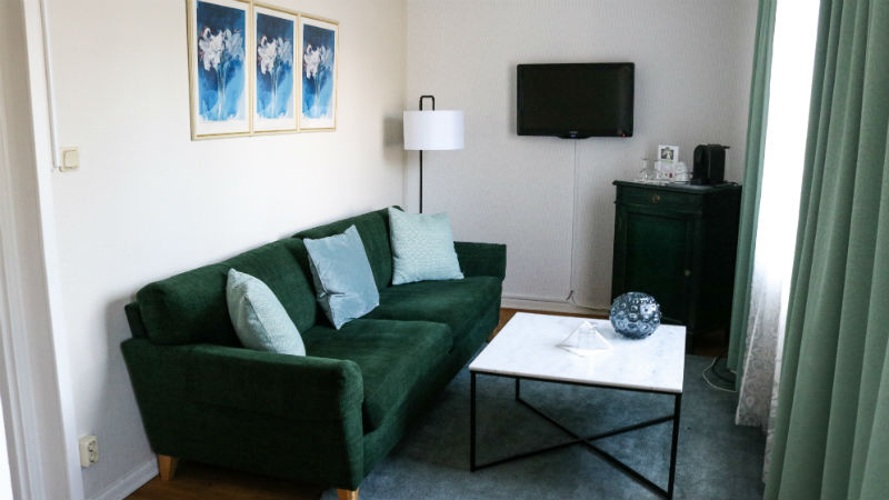 Rum med soffa och TV p� Mora Hotell