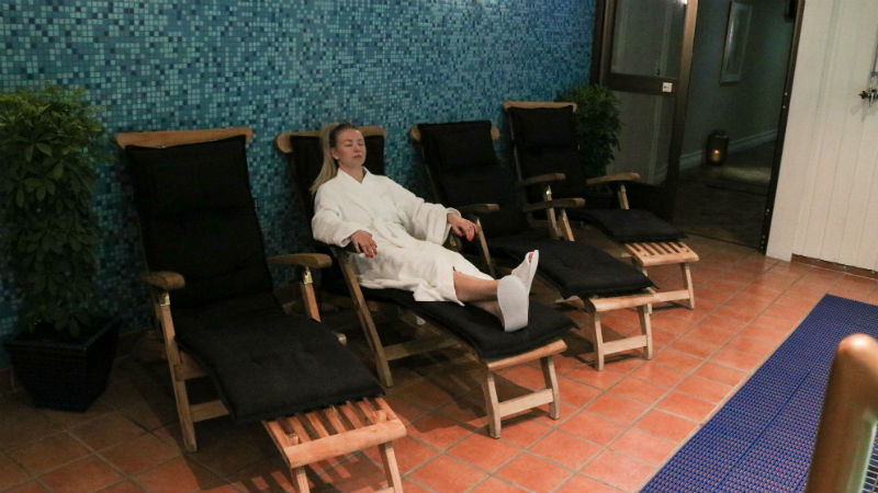 Kvinna vilar i vilstolen p� spaavdelningen p� Mora Hotell